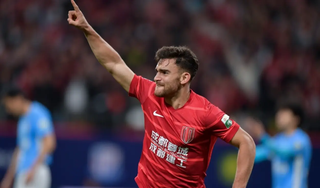 包含关键时刻体能课后，成都蓉城豪取连胜备战英超，压力陡增，阵容厚度经受考验的词条