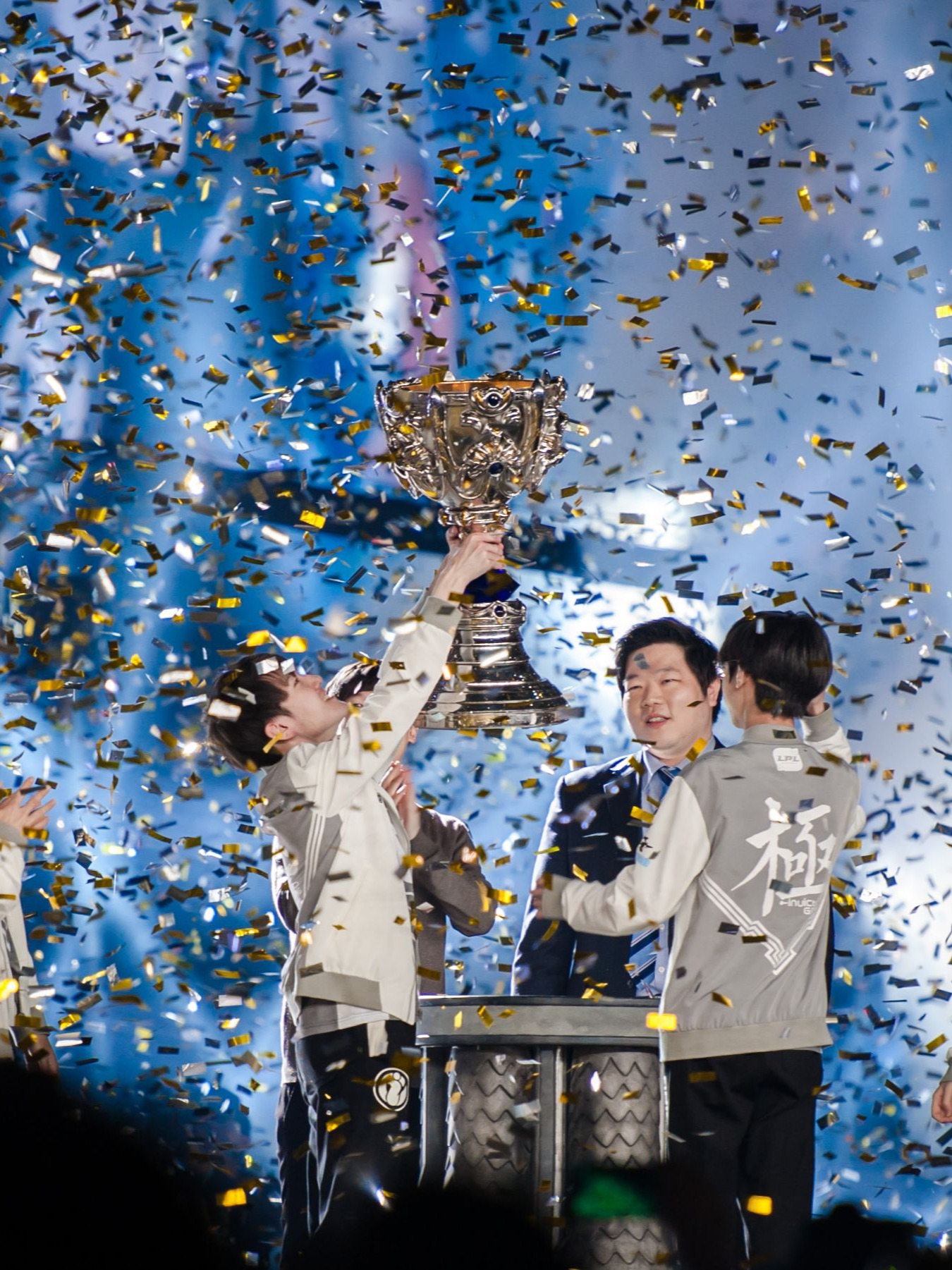 九游娱乐-关于Rookie回归赛场，赛况扑朔迷离首场状态亮眼，FPX观众沸腾！的信息