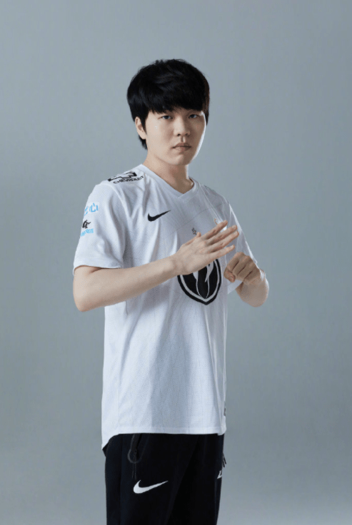 九游体育-Rookie回归赛场，高光表现首场状态亮眼，FPX观众沸腾！的简单介绍